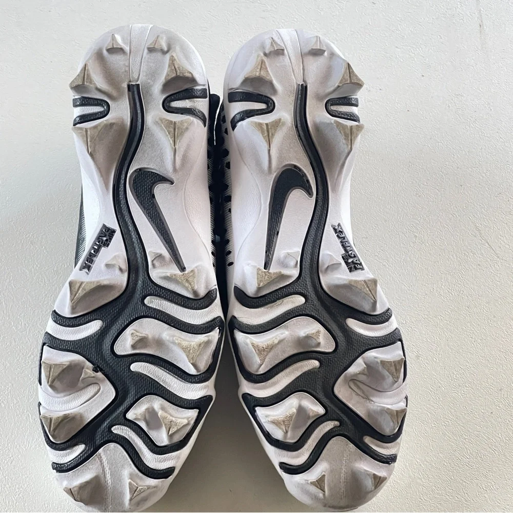 Nike Vapor Fastflex Gray and White Cleats in size 6Y